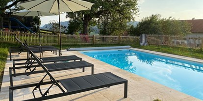 Urlaub auf dem Bauernhof - Spielzimmer - Buchenberg (Landkreis Oberallgäu) - Liegestühle und Sonnenschirme am Pool - Ferienhof Sinz