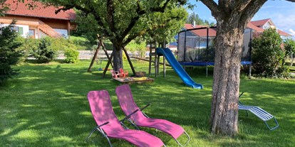 vacation on the farm - Umgebung: Urlaub in den Hügeln - Missen-Wilhams - Garten mit Spielplatz und Liegewiese - Ferienhof Sinz