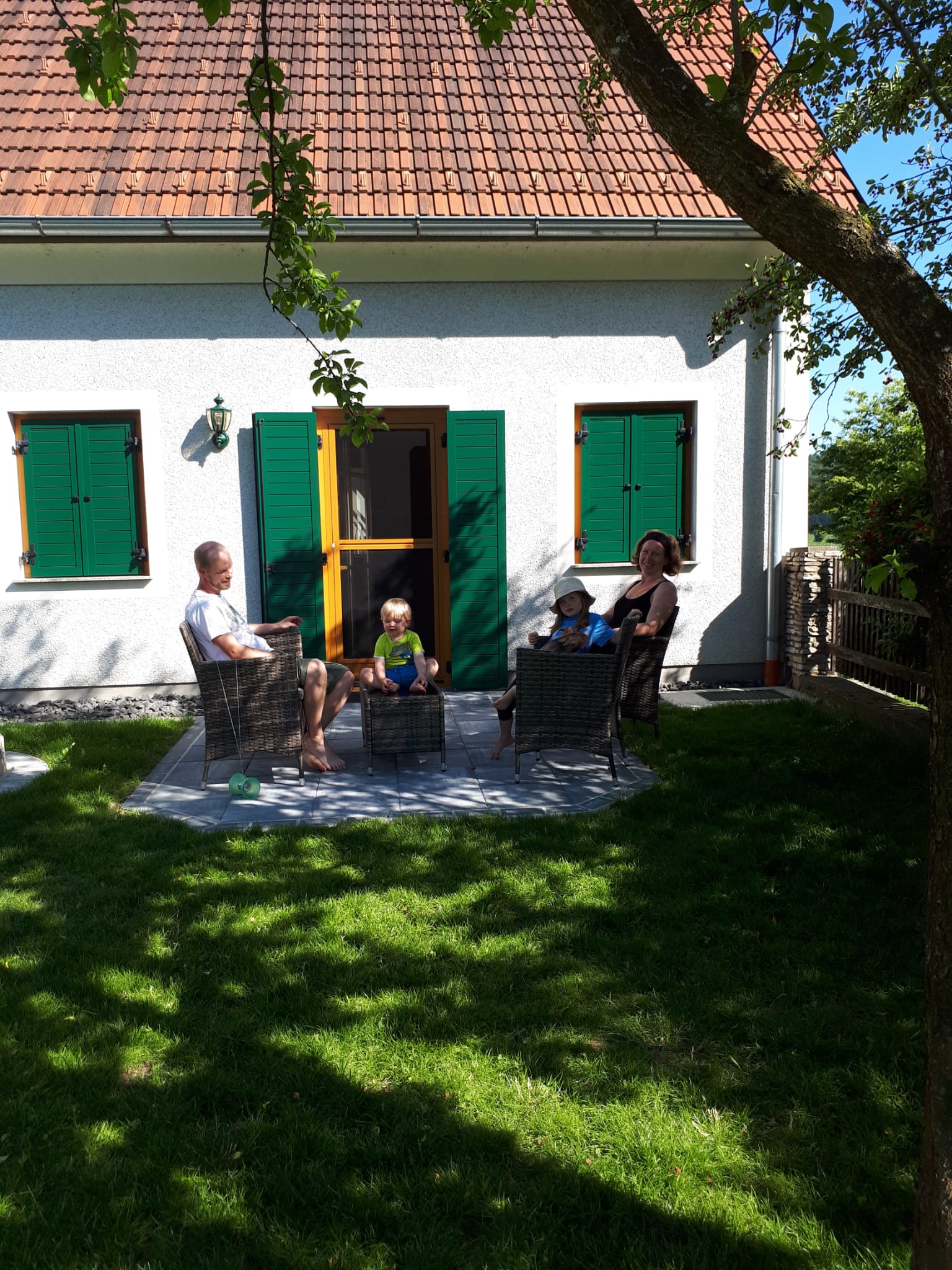 Ferien Bauernhof - Jede Wohnung verfügt über eine Terrasse auf die Wiese - Dorfhof Bauer