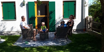 Urlaub auf dem Bauernhof - ideal für: Sportler - Oberkornbach - Jede Wohnung verfügt über eine Terrasse auf die Wiese - ⁵Dorfhof Bauer