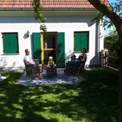 Holiday farm - Jede Wohnung verfügt über eine Terrasse auf die Wiese - ⁵Dorfhof Bauer