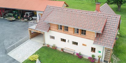 Urlaub auf dem Bauernhof - Mithilfe beim: Tiere füttern - Steiermark - Promschhof  Ferienwohnung Schöcklblick