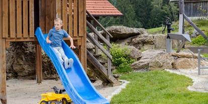 Urlaub auf dem Bauernhof - ideal für: Familien - Deutschland - Sandkasten mit Spielhäuschen - Fuchshof