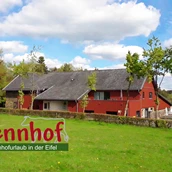 Gospodarstwo wakacyjne - Unser Ferienhof: hier sind das Bauernhaus, die beiden Ferienwohnungen Stall und Scheune und die Ferienzimmer Venn und Eifel untergebracht. - Ferienhof Vennhof