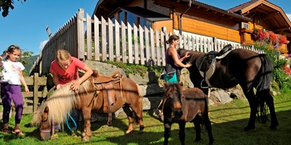 Urlaub auf dem Bauernhof - Fahrzeuge: Ladewagen - Ramsau am Dachstein -  Die Isländer Pferde fertig machen zum Ponyführen. - Abelhof