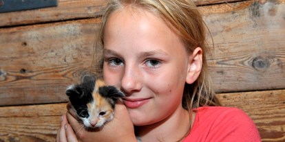 Urlaub auf dem Bauernhof - Fahrzeuge: Güllefass - Österreich - Katzenbabys zum streicheln und kuscheln. - Abelhof