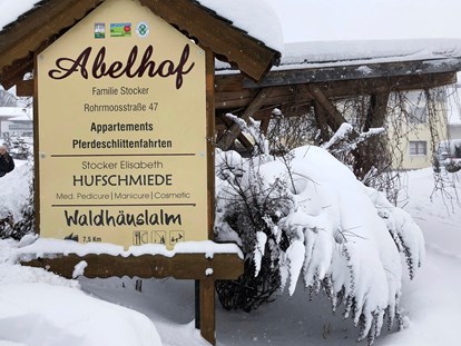 Urlaub auf dem Bauernhof - Jahreszeit: Winter-Urlaub - Neuseß - Hofeinfahrt zum Abelhof. - Abelhof