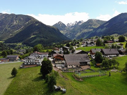 Urlaub auf dem Bauernhof - nachhaltige Landwirtschaft - Unterberg (Großarl, Dorfgastein) - Ausblick vom Hof in die Berge der Dachstein Tauernregion. - Abelhof