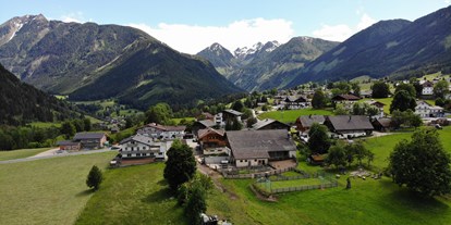 Urlaub auf dem Bauernhof - Almwirtschaft - Ausblick vom Hof in die Berge der Dachstein Tauernregion. - Abelhof