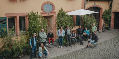 Urlaub auf dem Bauernhof - Wanderwege - Burbach (Eifelkreis Bitburg-Prüm) - Das sind wir - ein eingespieltes Team - wir freuen uns auf ihren Besuch :) - Bio-Weingut Staffelter Hof