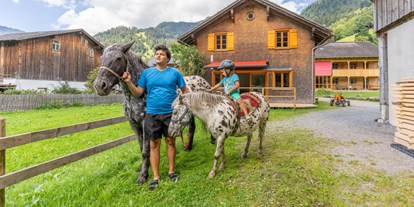 vacanza in fattoria - begehbarer Heuboden - Unsere Pferde - Ferienbauernhof Nigsch