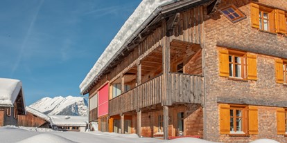 Urlaub auf dem Bauernhof - Mithilfe beim: Tiere füttern - Vorarlberg - Haupthaus mit 4 Appartements - Ferienbauernhof Nigsch