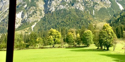 Urlaub auf dem Bauernhof - Jahreszeit: Frühlings-Urlaub - Hof bei Salzburg - Blick sus dem Fenster  - Alpen Appartements Oberlehengut HIDEAWAY