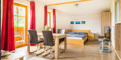 Urlaub auf dem Bauernhof - Brötchenservice - Hof bei Salzburg - Doppelzimmer mit Balkon - Alpen Appartements Oberlehengut HIDEAWAY
