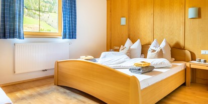 Urlaub auf dem Bauernhof - ideal für: Senioren - Salzburg - Schlafzimmer Appartement "Birke" - Öko-Appartements Biobauernhof "Fallhaus"