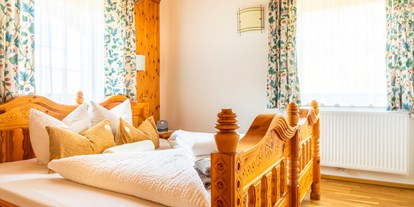 Urlaub auf dem Bauernhof - ideal für: Senioren - Salzburg - Schlafzimmer Appartement "Zirbe" - Öko-Appartements Biobauernhof "Fallhaus"