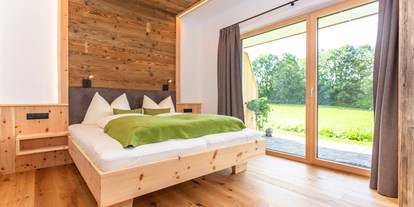 Urlaub auf dem Bauernhof - nachhaltige Landwirtschaft - Tirol - Zirbe kombiniert mit Altholz. Der Duft der Zirbe trägt nachweislich zu einem erholsameren Schlaf bei. - Biobauernhof Mittermoos