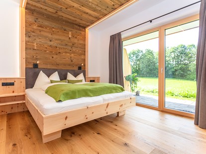 Urlaub auf dem Bauernhof - Tirol - Zirbe kombiniert mit Altholz. Der Duft der Zirbe trägt nachweislich zu einem erholsameren Schlaf bei. - Biobauernhof Mittermoos