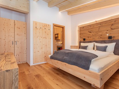 Urlaub auf dem Bauernhof - Tirol - Naturbelassenes Zirbenschlafzimmer mit Bad - Biobauernhof Mittermoos