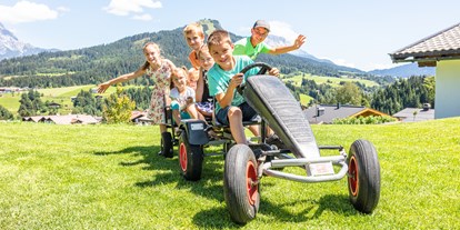 Urlaub auf dem Bauernhof - Mithilfe beim: Eier sammeln - PLZ 6233 (Österreich) - Spielspaß mit unserem Go-Cart. - Biobauernhof Mittermoos