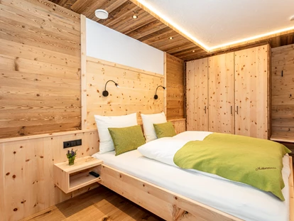 Urlaub auf dem Bauernhof - ruhige Lage - Steinbach (Bruck an der Großglocknerstraße) - Naturbelassenes Zirbenschlafzimmer, der Duft der Zirbe trägt nachweislich zu einem erholsameren Schlaf bei. - Biobauernhof Mittermoos