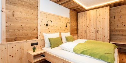 Urlaub auf dem Bauernhof - Reith im Alpbachtal - Naturbelassenes Zirbenschlafzimmer, der Duft der Zirbe trägt nachweislich zu einem erholsameren Schlaf bei. - Biobauernhof Mittermoos