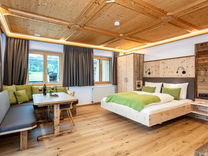 Urlaub auf dem Bauernhof - Tirol - Wohnschlafraum aus Zirbenholz, der Duft der Zirbe trägt nachweislich zu einem erholsameren Schlaf bei. - Biobauernhof Mittermoos