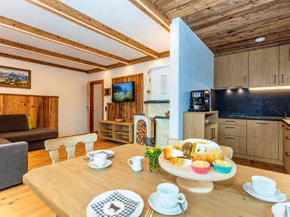 Urlaub auf dem Bauernhof - ideal für: Pärchen - Hollersbach im Pinzgau - Küche und Wohnzimmer mit Essecke - Biobauernhof Mittermoos