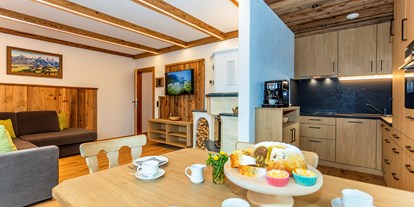 Urlaub auf dem Bauernhof - Penningberg - Küche und Wohnzimmer mit Essecke - Biobauernhof Mittermoos