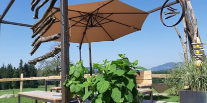Urlaub auf dem Bauernhof - Jahreszeit: Sommer-Urlaub - Sulzberg (Landkreis Oberallgäu) - Garten mit toller Aussicht - Nahturhof