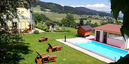 vacanza in fattoria - Schwimmmöglichkeit: Außenpool - Austria - Blick in den Hofraum
 - ERLEBNISBAUERNHOF Steinerhof in Kärnten