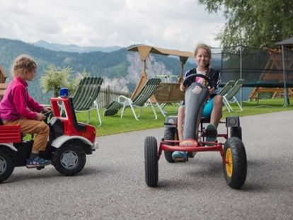 Urlaub auf dem Bauernhof - Umgebung: Urlaub in den Bergen - Neuseß - Austoben am Kinderspielplatz - Bergbauernhof Irxner - Urlaub am Bauernhof mit Hund
