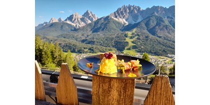 Urlaub auf dem Bauernhof - Tischtennis - Südtirol - Abendessen auf der Sonnenterasse - Bergbauernhof Glinzhof
