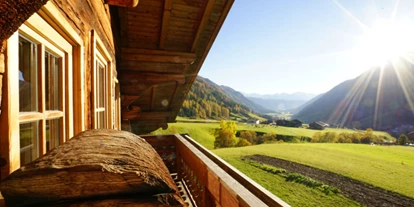 vacation on the farm - Jahreszeit: Sommer-Urlaub - Trentino-South Tyrol - Ihre Ferien verbringen Sie auf einem historischen Bauernhof mit Viehhaltung, der bereits im Jahr 1638 erbaut wurde. Drei behaglich eingerichtete Ferienwohnungen stehen Ihnen auf dem Unterhabererhof als Urlaubsdomizil zur Auswahl. Sie bieten Platz für 2-4 bzw. 2-6 Personen und bestehen aus einer geräumigen Wohnküche, einem Bad mit Dusche, WC und Bidet und separaten Schlafzimmern. Von Ihrem Urlaubsbalkon aus haben Sie einen fantastischen Blick über das gesamte Gsiesertal und die umliegenden Berge bis hin zu den Dolomiten. Im Außenbereich befinden sich eine sonnige Liegewiese und ein Kinderspielplatz. - Unterhabererhof