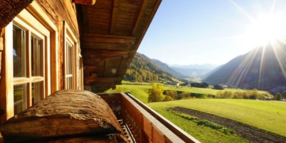 Urlaub auf dem Bauernhof - Art der Unterkunft: Ferienwohnung - Südtirol - Ihre Ferien verbringen Sie auf einem historischen Bauernhof mit Viehhaltung, der bereits im Jahr 1638 erbaut wurde. Drei behaglich eingerichtete Ferienwohnungen stehen Ihnen auf dem Unterhabererhof als Urlaubsdomizil zur Auswahl. Sie bieten Platz für 2-4 bzw. 2-6 Personen und bestehen aus einer geräumigen Wohnküche, einem Bad mit Dusche, WC und Bidet und separaten Schlafzimmern. Von Ihrem Urlaubsbalkon aus haben Sie einen fantastischen Blick über das gesamte Gsiesertal und die umliegenden Berge bis hin zu den Dolomiten. Im Außenbereich befinden sich eine sonnige Liegewiese und ein Kinderspielplatz. - Unterhabererhof