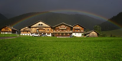 Urlaub auf dem Bauernhof - direkt an der Skipiste - Trentino-Südtirol - In der klaren Bergluft auf 1.460 Metern Höhe atmen Sie tief durch und genießen eine erholsame Auszeit vom Alltag. Auf dem Unterhabererhof haben Sie die Gelegenheit, das beschauliche Landleben in Ihrem Urlaub auf dem Bauernhof in vollen Zügen auszukosten. Auf Anfrage können Sie gerne bei der Stallarbeit und beim Füttern der Kühe mithelfen. Während Ihres Aufenthaltes stellen wir Ihnen frische Hofprodukte zur Verfügung und morgens werden Sie auf Wunsch mit knusprigen Brötchen versorgt. - Unterhabererhof