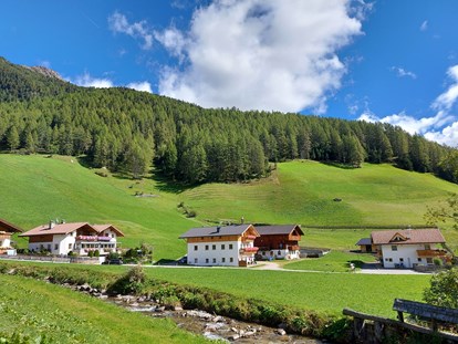 Urlaub auf dem Bauernhof - Mithilfe beim: Tiere füttern - Südtirol - Mooserhof