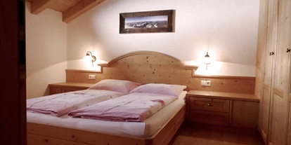vakantie op de boerderij - Fahrzeuge: Traktor - Rein in Taufers - Schlafzimmer aus Massivholz in der Wohnung Gipfelwind - Oberhof
