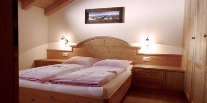 Urlaub auf dem Bauernhof - Fahrzeuge: Balkenmäher - Toblach - Schlafzimmer aus Massivholz in der Wohnung Gipfelwind - Oberhof