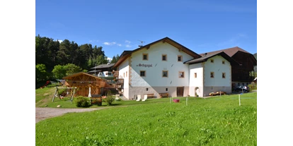 vakantie op de boerderij - Fernseher am Zimmer - Südtirol - Hof mit Liegewiese und Spielplatz - Schgagulerhof