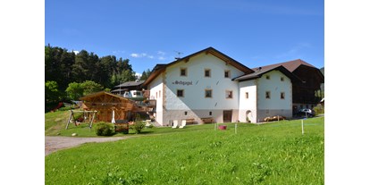 Urlaub auf dem Bauernhof - Preisniveau: moderat - Südtirol - Hof mit Liegewiese und Spielplatz - Schgagulerhof