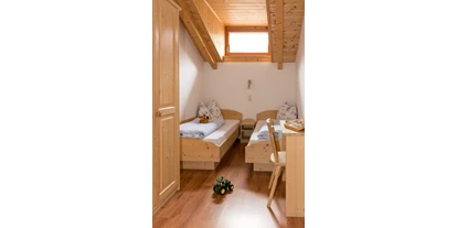 Urlaub auf dem Bauernhof - Terrasse oder Balkon am Zimmer - Brixen / St. Andrä - Kinderschlafzimmer - Schgagulerhof