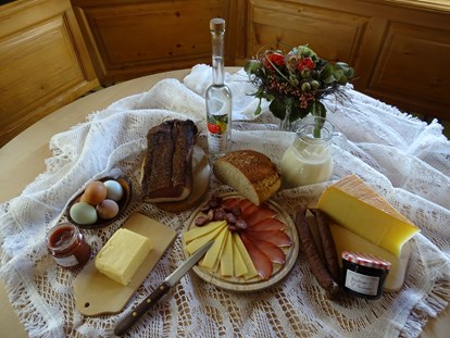 vacation on the farm - Verleih: Rodel - Tyrol - selbst hergestellte Produkte, Milch, Eier, Butter und Käse von der Alm, Speck (Schinken), Martinas "Bauernbrot", Marmelade, Kräutersalz, Apfelsaft, Kartoffel und auch saisonale Produkte aus dem Garten - wir können auch Semmeln und Kornspitz frisch am Morgen aufbacken - Erbhof "Achrainer-Moosen"