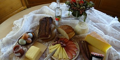 Urlaub auf dem Bauernhof - Umgebung: Urlaub in den Feldern - PLZ 6233 (Österreich) - selbst hergestellte Produkte, Milch, Eier, Butter und Käse von der Alm, Speck (Schinken), Martinas "Bauernbrot", Marmelade, Kräutersalz, Apfelsaft, Kartoffel und auch saisonale Produkte aus dem Garten - wir können auch Semmeln und Kornspitz frisch am Morgen aufbacken - Erbhof "Achrainer-Moosen"