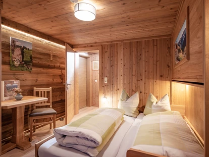 Urlaub auf dem Bauernhof - Trampolin - Übersee - Schlafzimmer 2 - FeWo Alpenrose
2 Bett-Variante - Erbhof "Achrainer-Moosen"