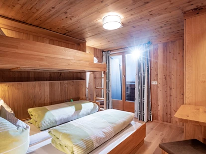 Urlaub auf dem Bauernhof - Skitouren - Köhlbichl - Schlafzimmer 2 - FeWo Alpenrose
3 Bett-Variante - Erbhof "Achrainer-Moosen"