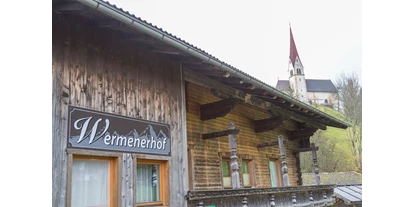wakacje na farmie - Skitouren - Mühlen in Taufers - Aussenansicht mit Bliick auf Kirche St. Pankraz - Wermenerhof