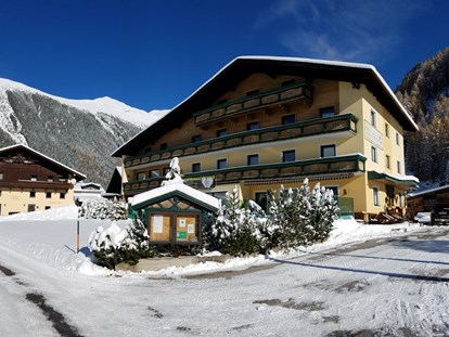 Urlaub auf dem Bauernhof - Kräutergarten - Tiroler Oberland - Hausbild Winter - Reiterhof Alpin Appart