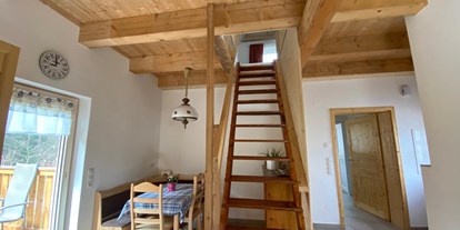 Urlaub auf dem Bauernhof - Brötchenservice - Kapfenstein - Über eine Treppe geht es hinauf ins offene Obergeschoss. Ein Schlafzimmer mit Doppelbett befindet sich im Erdgeschoss. - NaturGut Kunterbunt 