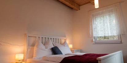 Urlaub auf dem Bauernhof - Aufenthaltsraum - Außeregg - Schlafzimmer mit Doppelbett im Erdgeschoss. - NaturGut Kunterbunt 